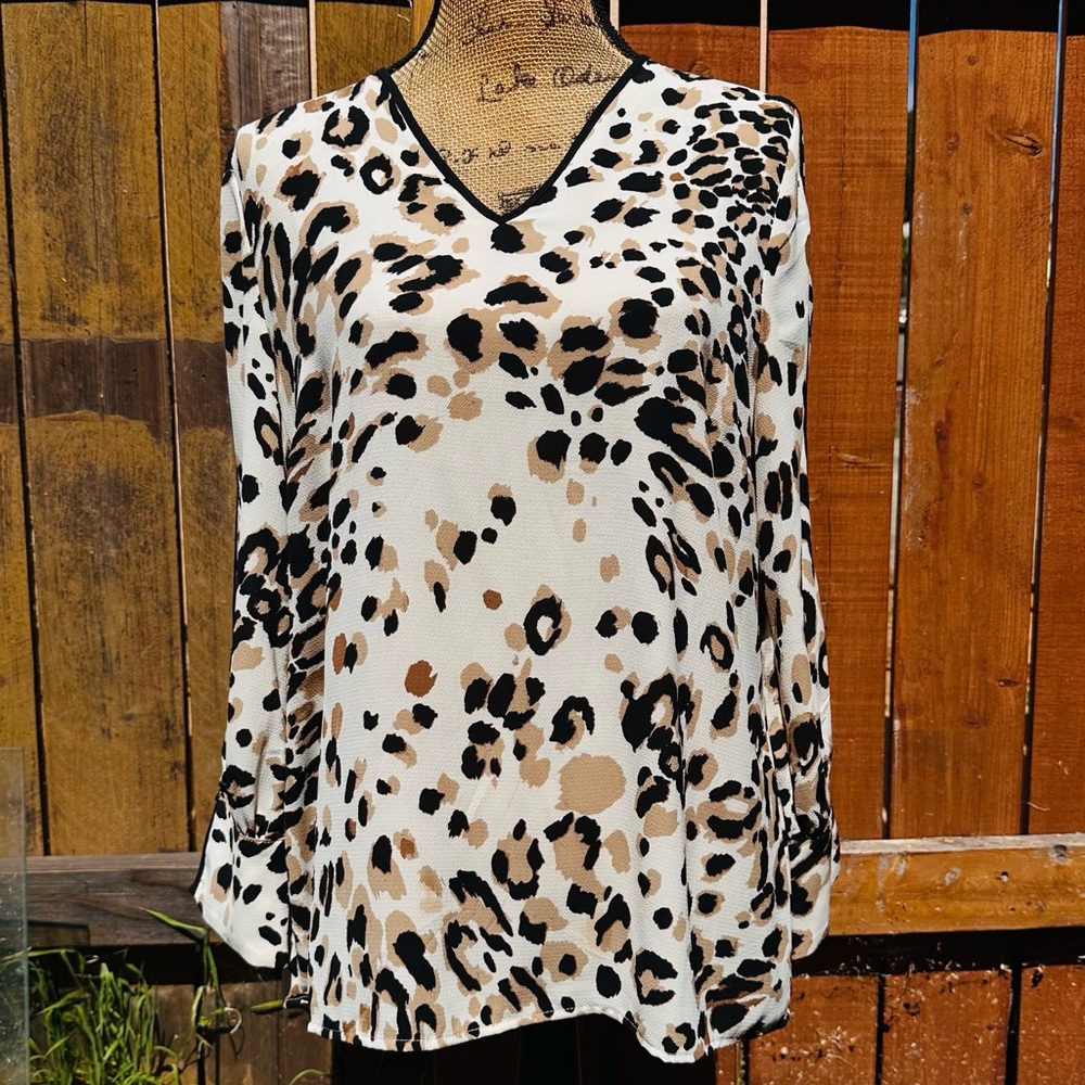 Beautiful Chico's Cream, Tan & Black Leopard  V-Neck Blouse w/Slitted sleeves